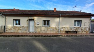 Doppelhaus in El Berrón-La Carrera. Casa con finca en entorno tranquilo  amplia, lista para personal