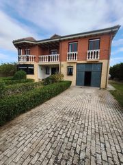 Maison à Melgar de Fernamental. Amplia casa en melgar de fernamental con jardín y terraza