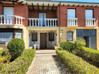 Casa a Melgar de Fernamental. Amplia casa en melgar de fernamental con jardín y terraza