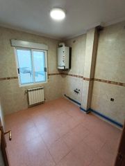 Piso en San Pedro y San Felices. Amplio piso soleado en la zona sur de burgos por solo 155.000