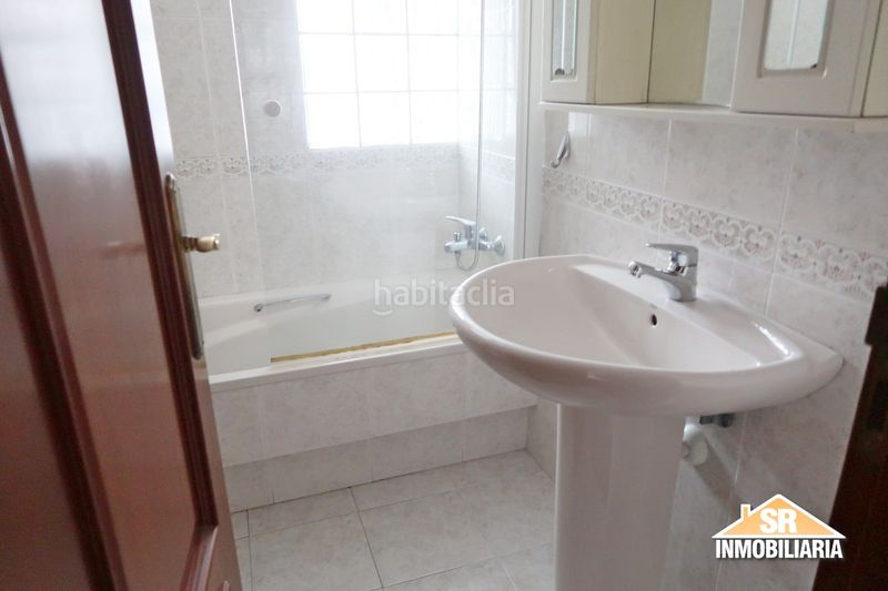 Foto eaab7db2-8ab8-4ec3-8fce-e8dc15b47bff. Lloguer apartament amb calefacció a Los Rosales Coruña (A)