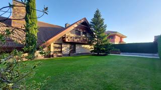 Chalet à Avenida castilla y león 52. Chalet independiente con piscina climatizada en la urbanización