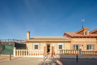 Casa aparellada a Calle pío basanta 84