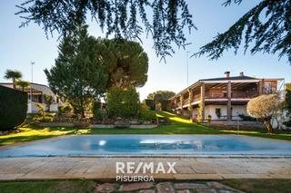 Xalet a Calle santinos 34. Propiedad de dos edificaciones, piscina, pista de tenis, en parc