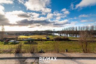 Xalet a Avenida santa marina 41. Vivienda unifamiliar de tres dormitorios, terraza y plaza de gar