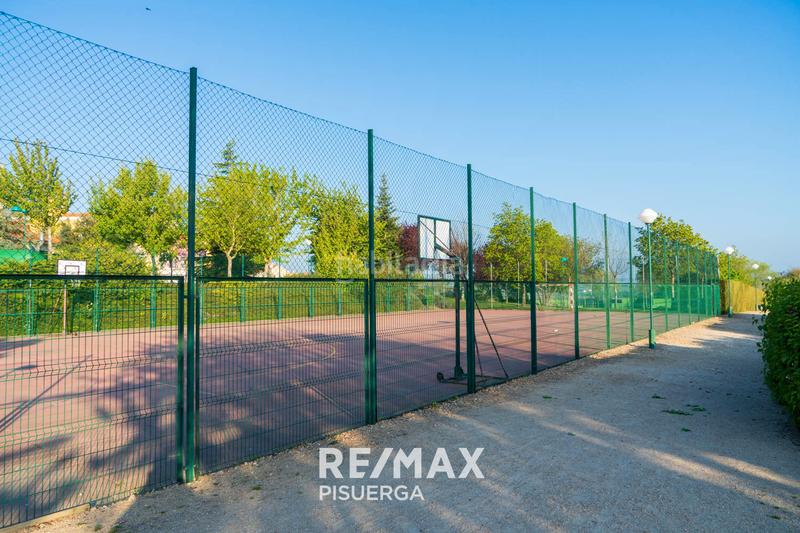 Foto 274dba82-2f75-46a2-8055-7e630873ff4e. Chalet in calle la flauta mágica 8 in El Berrocal Valladolid