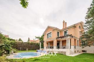 Chalet in Calle la flauta mágica 8