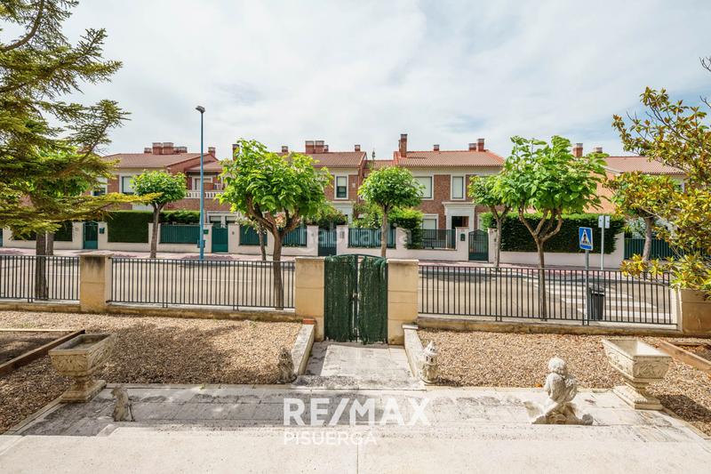 Foto a405bf62-d972-47ab-989b-84e06fe3824a. Chalet dans calle la flauta mágica 8 dans El Berrocal Valladolid