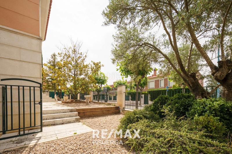 Foto 16cfdb3f-2cc9-4dfe-aeae-907f7ab146db. Chalet in calle la flauta mágica 8 in El Berrocal Valladolid