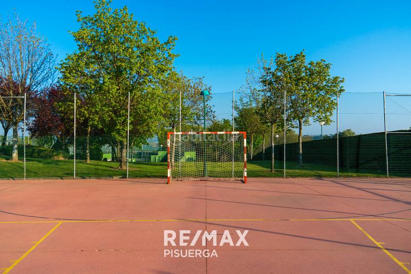 Foto c05f7993-6ba4-4df2-a62f-5d90b41bd898. Chalet in calle la flauta mágica 8 in El Berrocal Valladolid