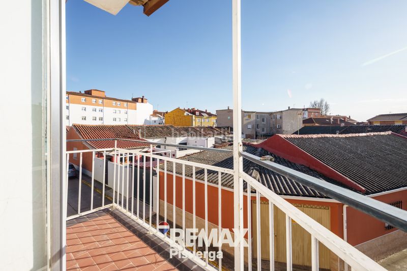 Foto 732494d1-f2ec-46d9-a7fb-3837c7f5d857. Chalet en calle modesto lafuente 2 en Venta de Baños