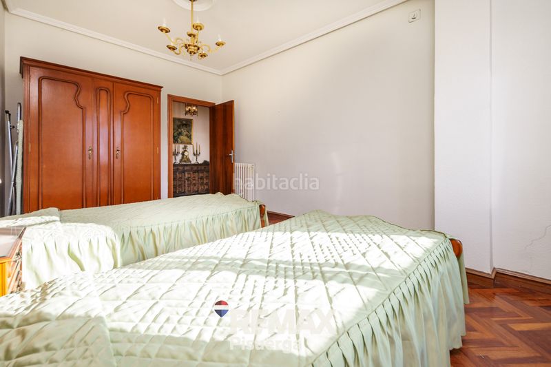 Foto 9c0100f5-0708-4e9a-b0e6-000b48f94e32. Chalet en calle modesto lafuente 2 en Venta de Baños