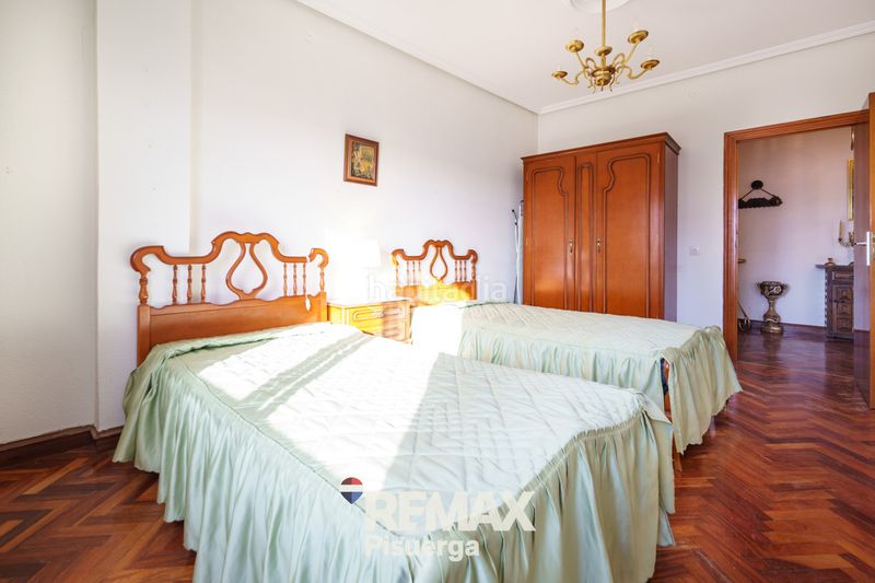 Foto a98d3ba9-a2a5-4fd5-9e88-587ac7aa21e1. Chalet en calle modesto lafuente 2 en Venta de Baños