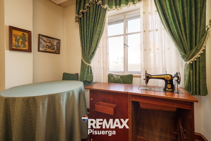 Foto c213fc8d-4c73-48c9-a85b-922688e58691. Chalet en calle modesto lafuente 2 en Venta de Baños