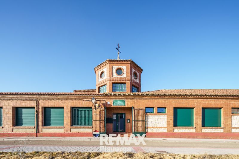 Foto c6fa20f4-7e41-4166-b95c-70a26f4a7b9c. Chalet en calle modesto lafuente 2 en Venta de Baños