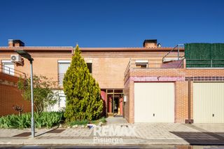 Semi detached house in Calle norias 6