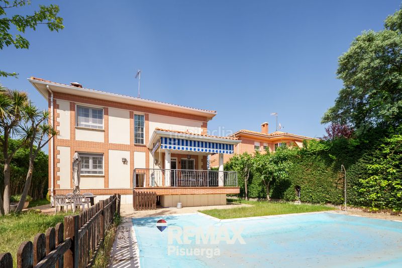 Foto 2260070f-aa3a-45ef-bb25-9d11360c51bd. Chalet en calle retama 5 en Boecillo
