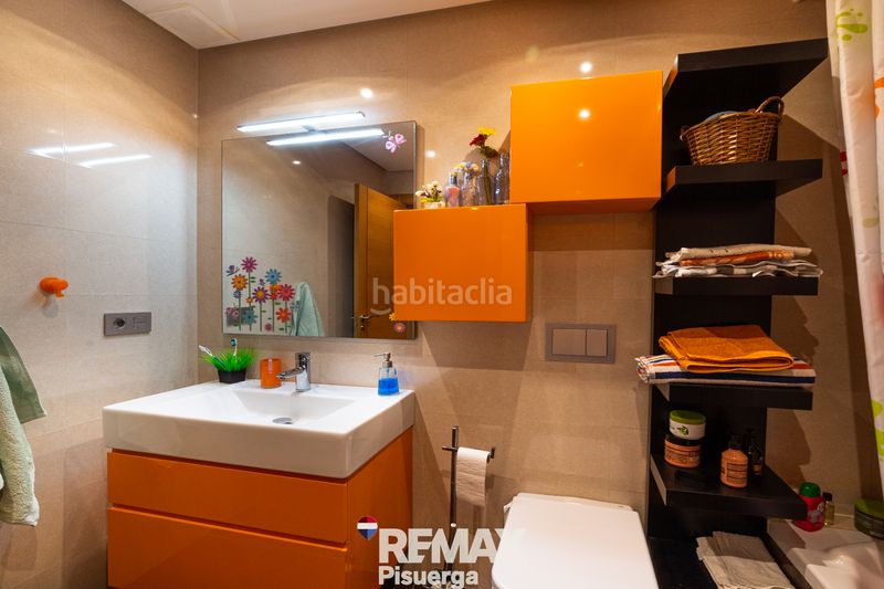 Foto 5bf0a7f2-3cda-4a2e-b3af-ffb804a3e4a7. Chalet in calle comunidad de galicia 7 in Laguna de Duero