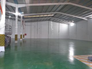 Rent Industrial building in Buenos Aires - Chamberí - Las Moraditas. Nave industrial bien ubicada y con espacio exterior privativo.