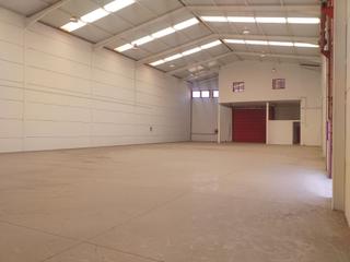 Rent Industrial building in Arafo. Nave industrial en 1 línea del polígono de gúímar, con parking.