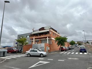 Nau industrial a Las Chafiras. Se vende nave industrial con vivienda y casa de madera, sita en