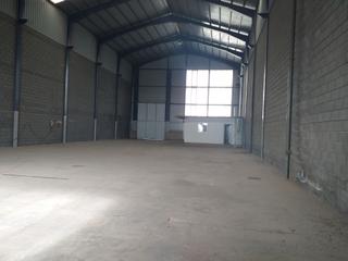 Nau industrial a Chimiche. Nave industrial con espacio exterior privativo