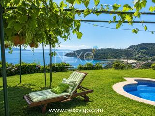 House  Rúa solmar. Chalet de piedra, vistas y pisicina en cangas