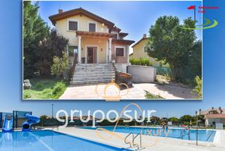 Xalet a Avenida de las navas 1. Magnífico chalet con piscinas y zonas comunitarias construido en