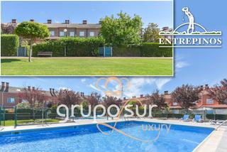 Casa aparellada a Avenida entrepinos 1d. Precioso chalet pareado con piscinas y zonas comunitarias en la
