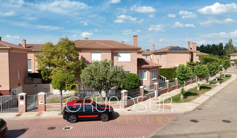 Foto 0a1c780d-43a3-4639-927b-daf6fd007078. Chalet in calle avellano 1 in Simancas