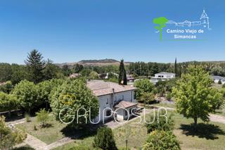Xalet a Camino viejo de simancas 261. Magnífica finca de recreo con chalet, piscina y pista de tenis e