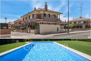 Casa aparellada a Camino del cabildo 23p. Exclusivo chalet pareado con piscina comunitaria en el camino de