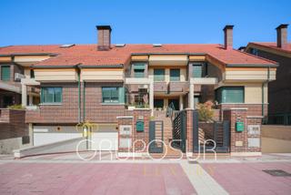 Casa adossada a Calle tierra de arévalo 27. Exclusivo chalet adosado de lujo construido en el año 2000 en la