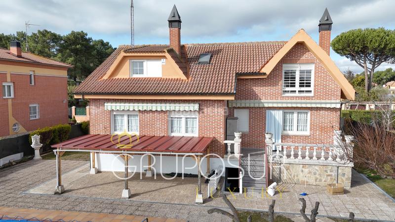 Foto 3acfd127-cfb8-4491-b859-2039a34c2b00. Chalet con camino riscaldamento parcheggio piscina in Boecillo