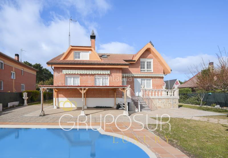 Foto bd73dbe9-1520-4f78-9827-625e876a50dd. Chalet con camino riscaldamento parcheggio piscina in Boecillo