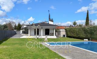 Chalet à Camino del cabildo 23p. Exclusivo chalet a estrenar con piscina privada, en la orilla de