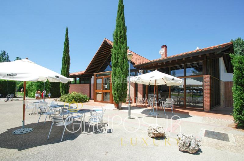 Foto a9c2c2b6-8647-4b23-b5cf-7166bd61cd06. Chalet en avenida Boecillo 74 exclusivo chalet con piscinas y zonas comunitarias en la urbanización pago la barca, , valladolid en Boecillo