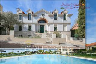 Xalet a Calle de la fuente del berrocal 16. Exclusivo chalet de lujo con piscinas y zonas comunitarias en la