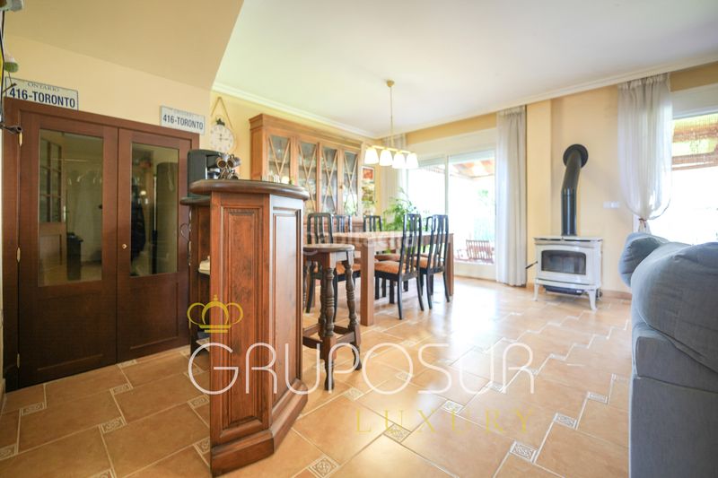 Foto a13efe9d-a475-41ad-9eeb-85247982574f. Casa adossada amb xemeneia calefacció aparcament a Boecillo
