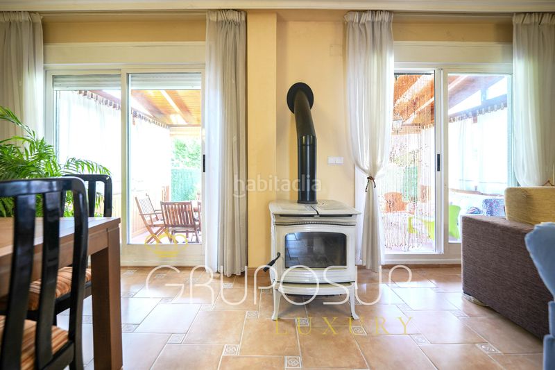 Foto c22fce9e-41db-4ac0-974c-1fc083932f27. Casa adossada amb xemeneia calefacció aparcament a Boecillo