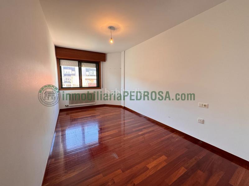 Foto eccbf2e5-5773-4224-b91f-8a29ed40f3e4. Pis amb calefacció aparcament a Zona de Plaza de Barcelos Pontevedra