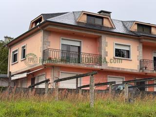 Xalet a Poio. Impecable chalet en poio, zona campelo con jardín y garaje