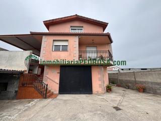Casa a Poio. Amplia casa familiar con acceso a la playa en lourido