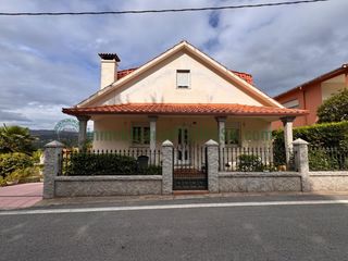 Casa en Parroquias Rurales. Amplia casa en mourente, pontevedra por 395.000