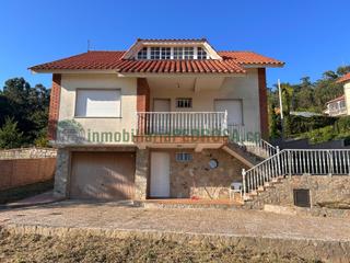 Xalet  Praia-combarro. Excepcional chalet en poio con amplia superficie y jardín privad