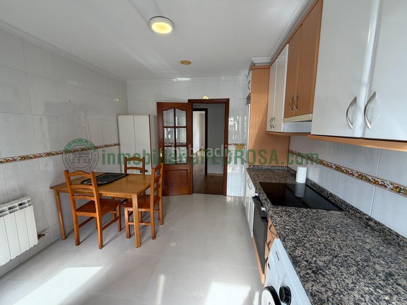 Foto a147363d-971a-4836-b2a5-7e5d06191615. Piso en Monte Porreiro Pontevedra