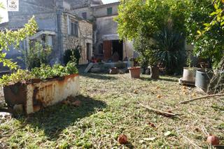 Country house in Binissalem. Casa señorial de pueblo del siglo xvii con jardín.