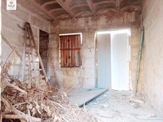 Casa a Lloseta. Encantadora casa a reformar en lloseta con jardn de 95 m2