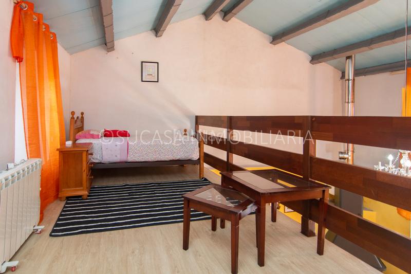 Foto 3f375d91-f8c3-44ea-a90f-40202b4872e1. Casa bifamiliare con camino riscaldamento in Carral