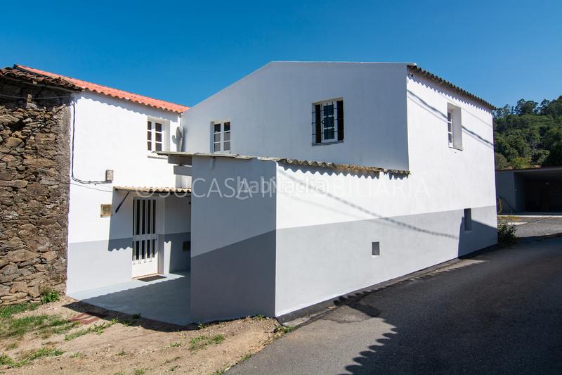 Foto 63597fc3-9c00-4f84-896a-25eff5420c14. Casa bifamiliare con camino riscaldamento in Carral